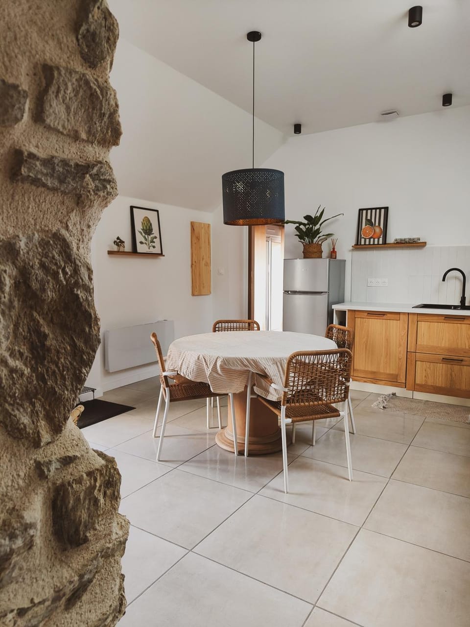 Kitchen or kitchenette, Dining area