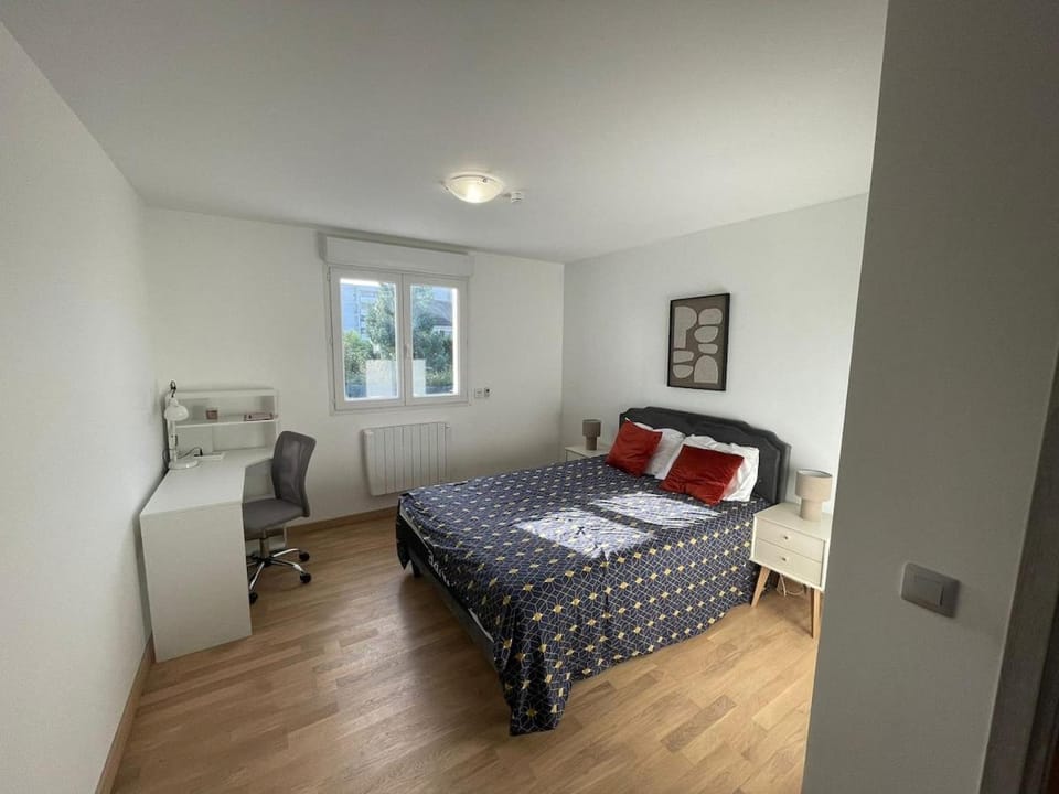 Bed, Photo of the whole room, Seating area, Bedroom