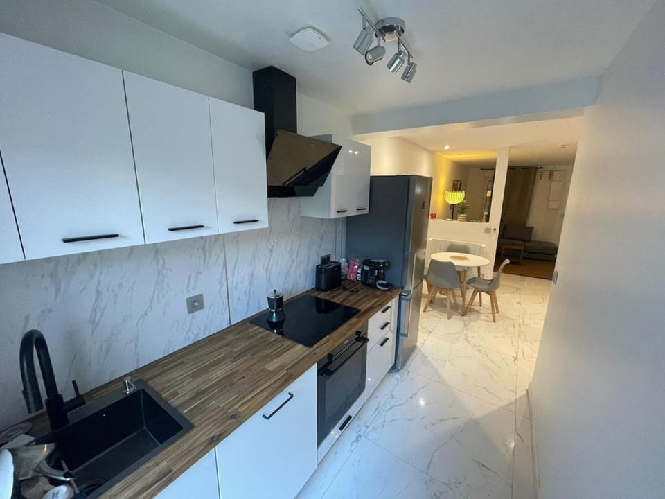 Kitchen or kitchenette, dishwasher, toaster