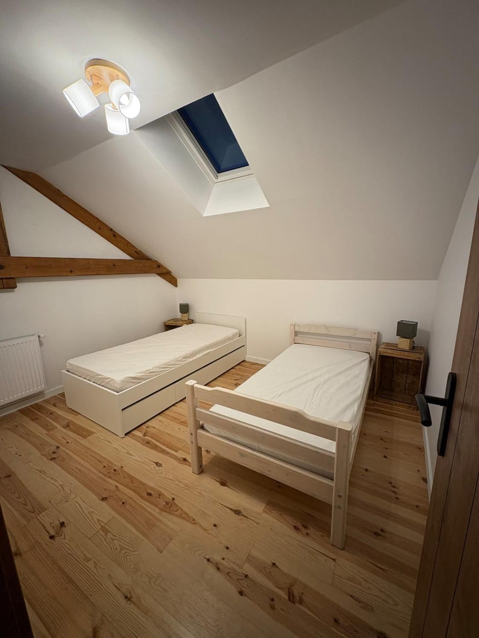 Bed, Photo of the whole room, Seating area, Bedroom
