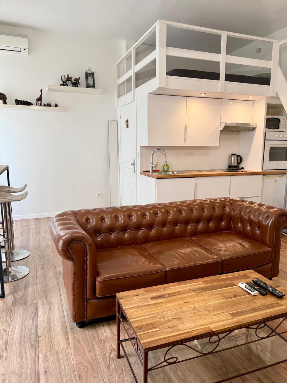 Kitchen or kitchenette, Living room