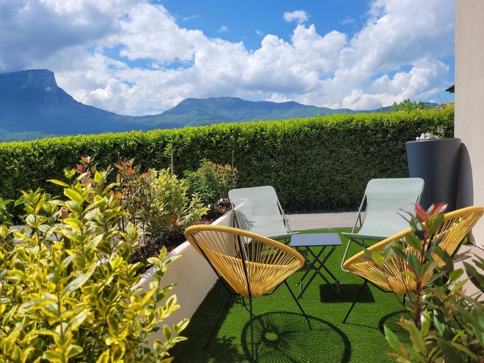 Patio, Mountain view