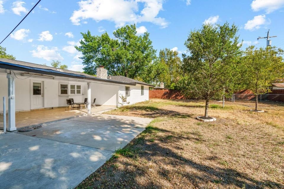 Spacious 3BR w Fenced Yard, Near Austin Downtown House in Austin