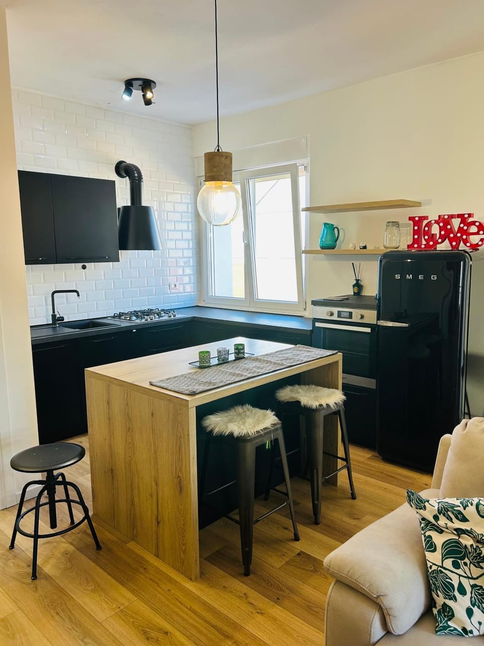 Kitchen or kitchenette, Dining area, minibar, oven, stove