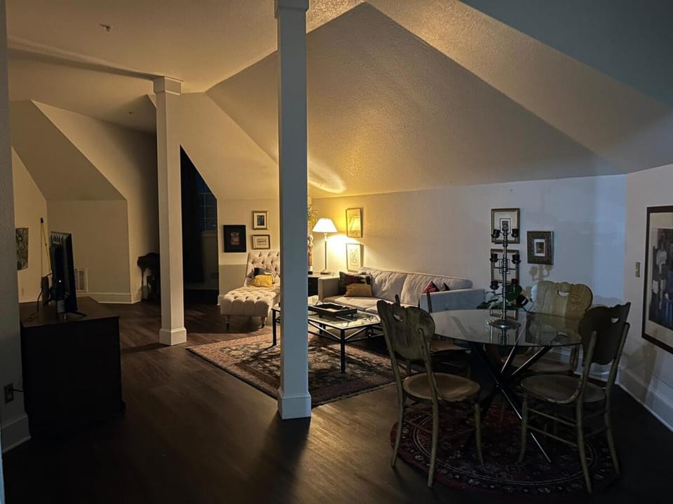 Innkeeper Suite at The Currier Inn Apartment in Greeley