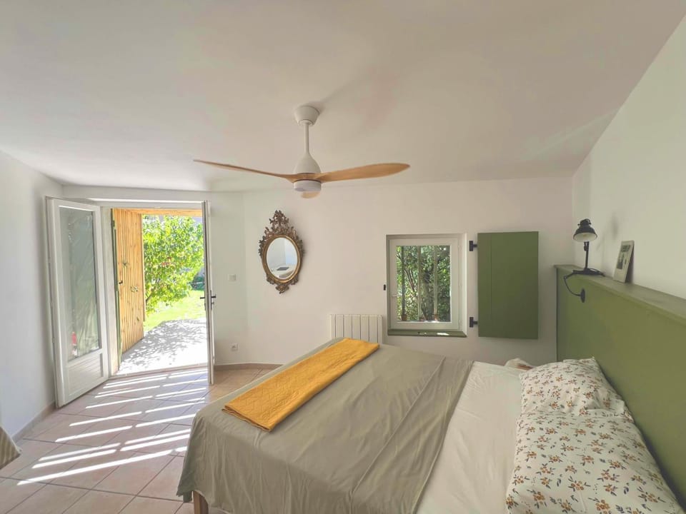 Maison en pierre rénovée avec jardin et piscine privative chauffée House in Hyères