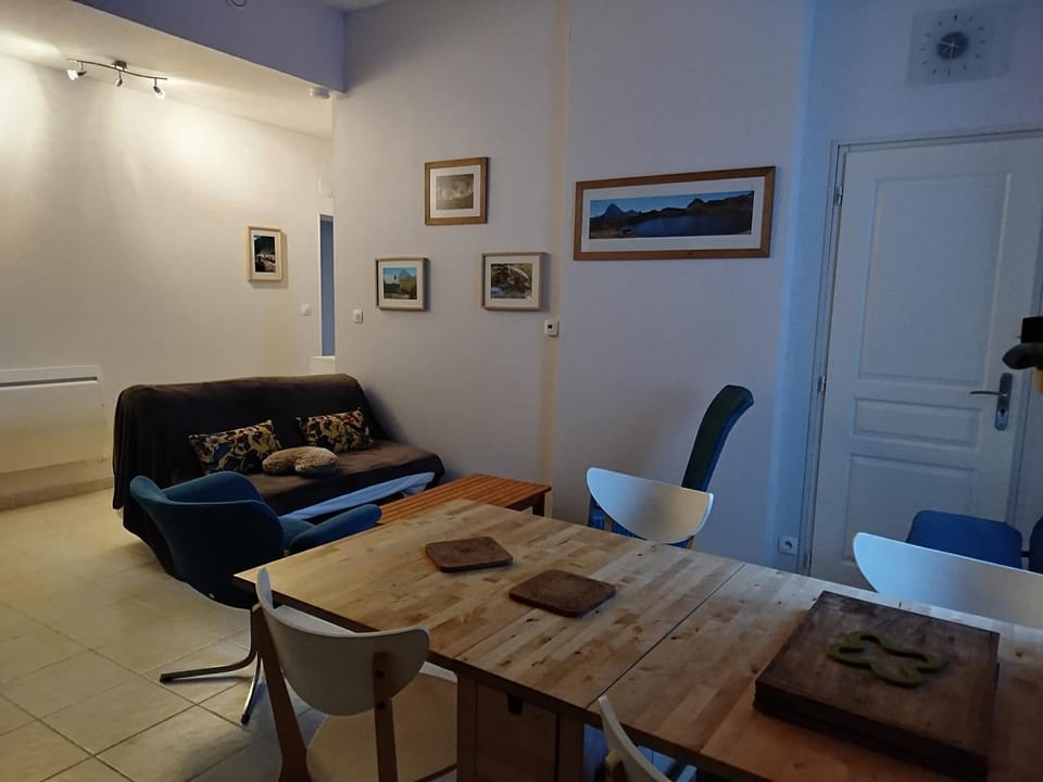 Seating area, Dining area