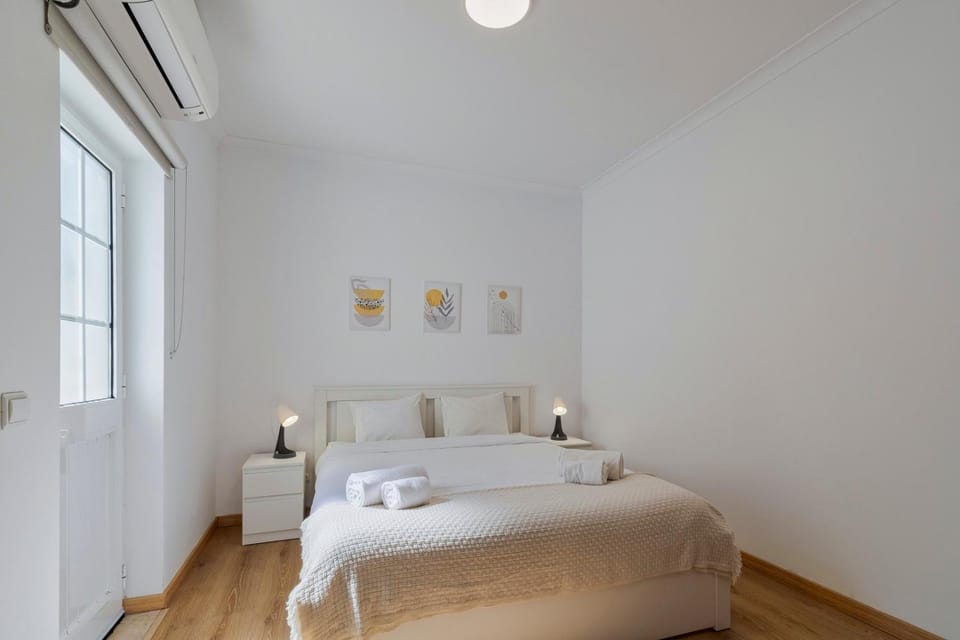 Bed, Bedroom, towels, air conditioner
