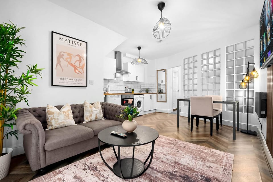 TV and multimedia, Kitchen or kitchenette, Living room, Seating area, Dining area