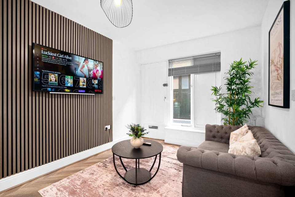 Communal lounge/ TV room, TV and multimedia, Living room, Seating area, Evening entertainment