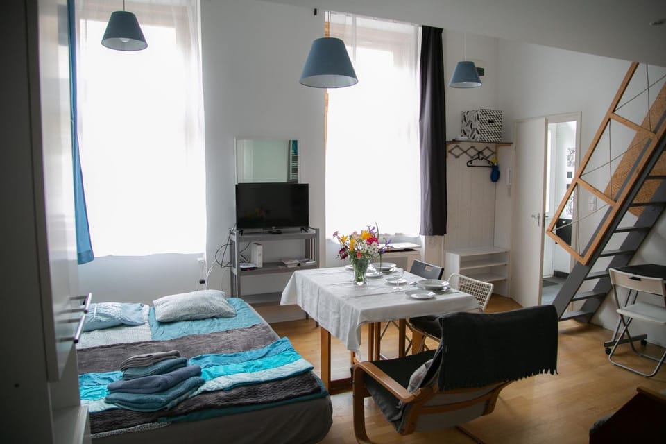 Bed, TV and multimedia, Photo of the whole room, Seating area, Dining area, Bedroom, towels