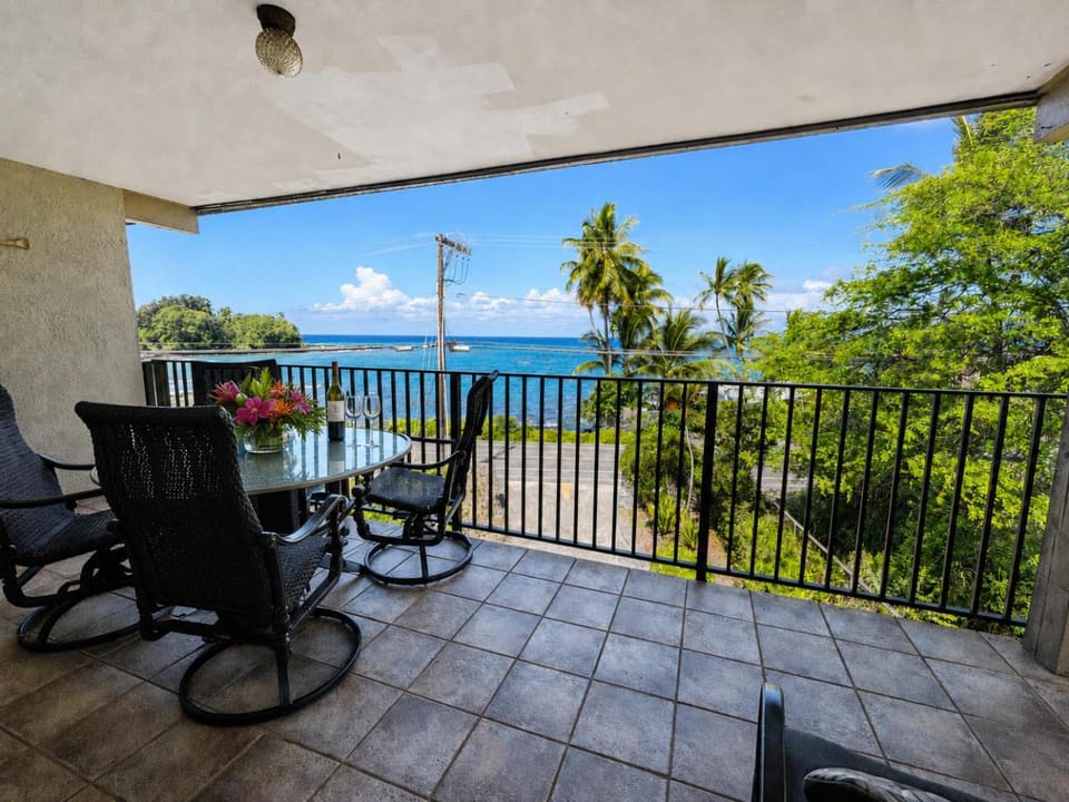 Property building, Balcony/Terrace, Sea view