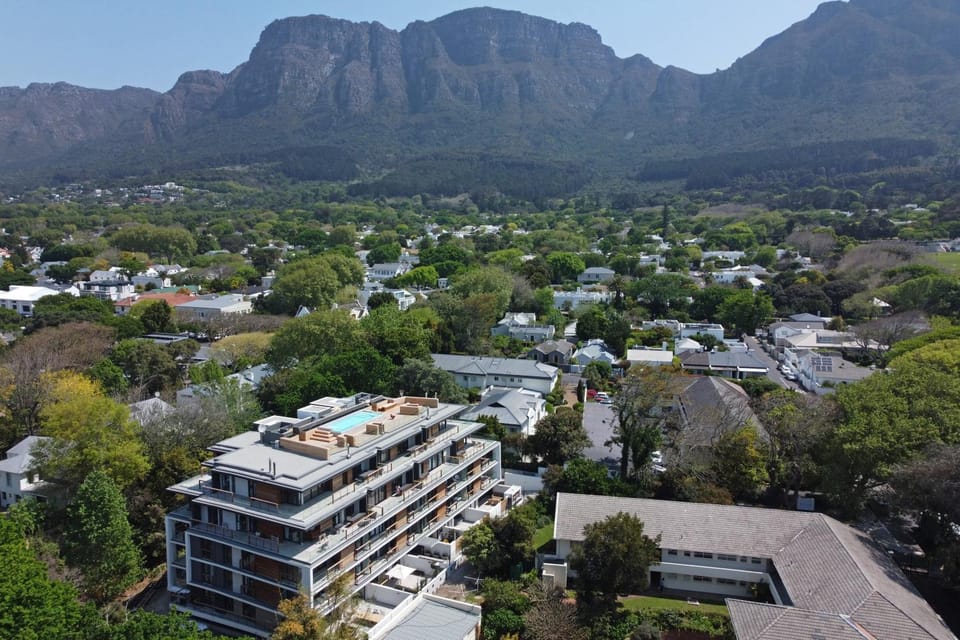 Property building, Nearby landmark, Neighbourhood, Natural landscape, Bird's eye view, Mountain view