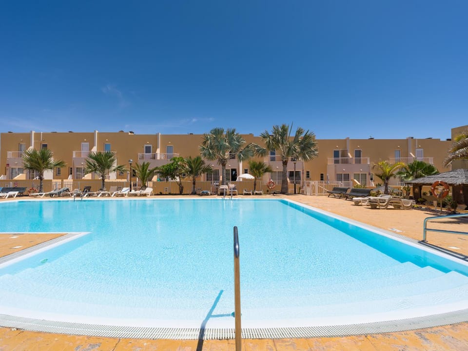 Day, Swimming pool, sunbed