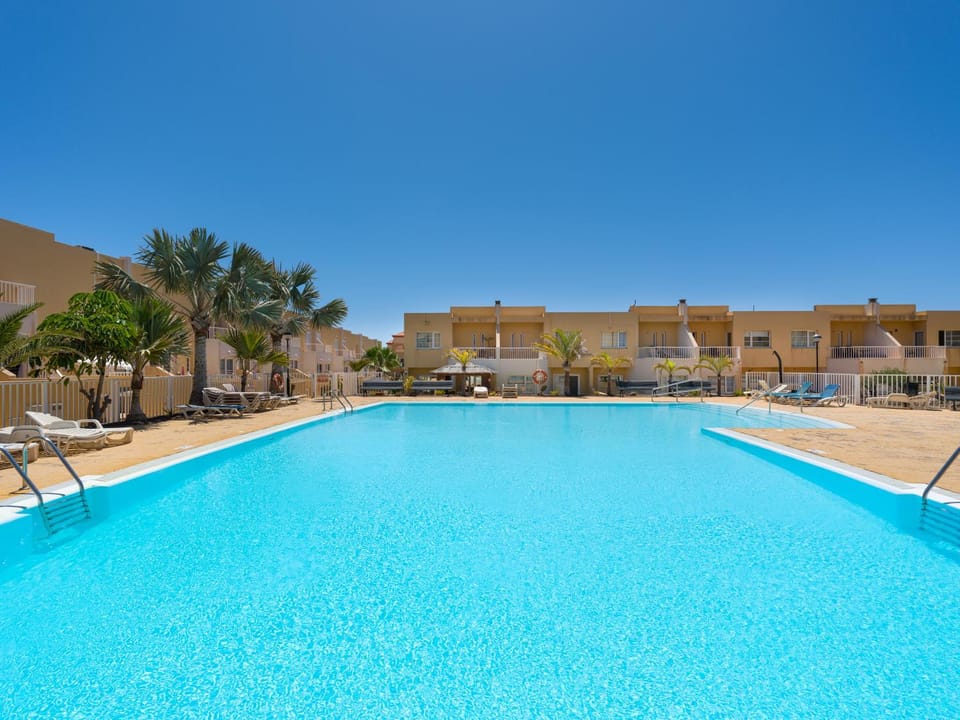 Day, Swimming pool, sunbed