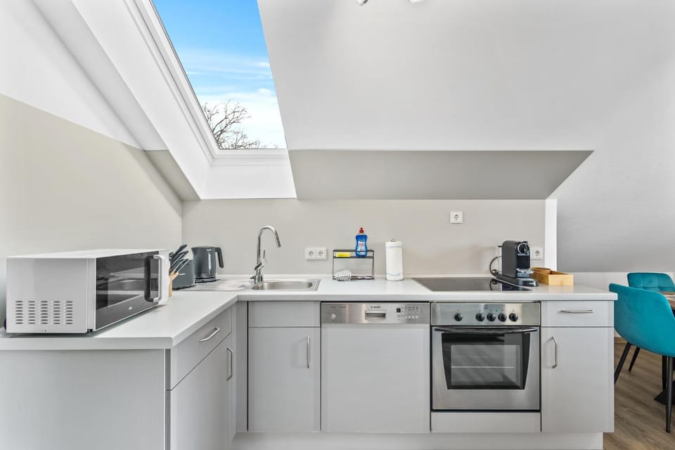 Coffee/tea facilities, Kitchen or kitchenette, Dining area, dishwasher, oven, stove, toaster