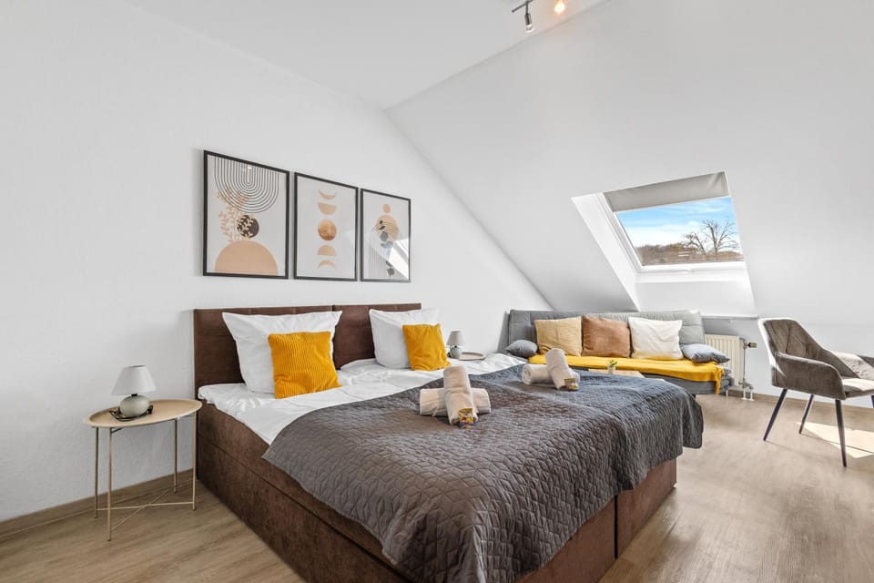 Bed, Photo of the whole room, Seating area, Bedroom, towels