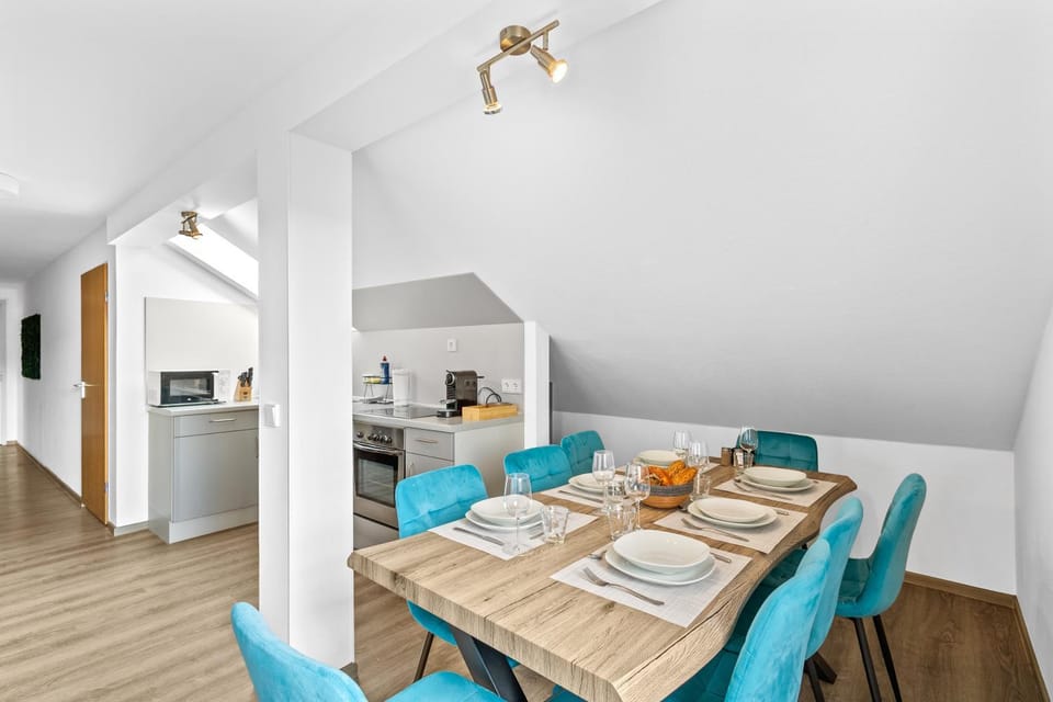 Kitchen or kitchenette, Living room, Food and drinks, Seating area, Dining area, Food, oven, stove