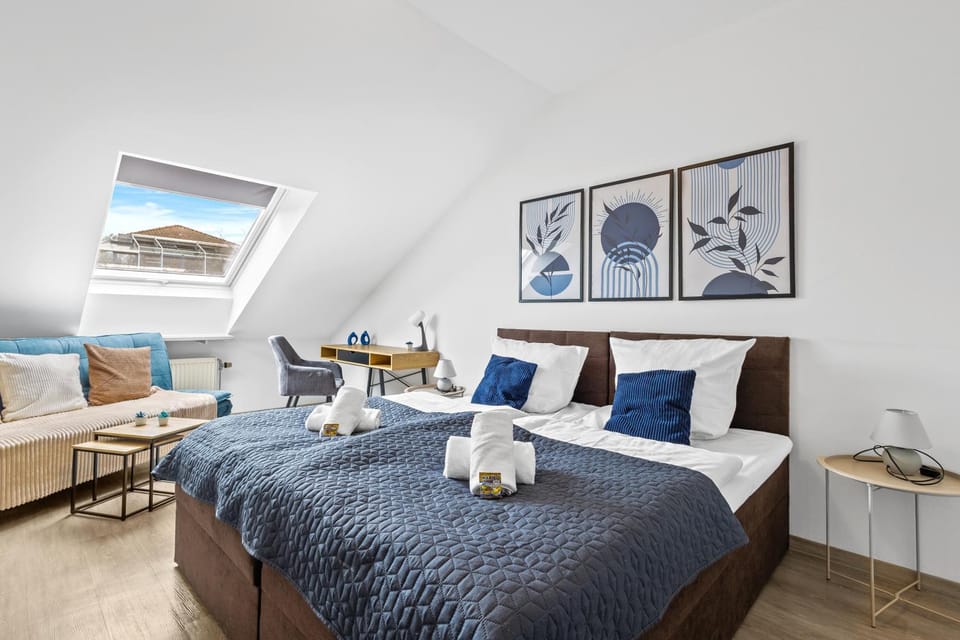Bed, Photo of the whole room, Seating area, Bedroom, towels