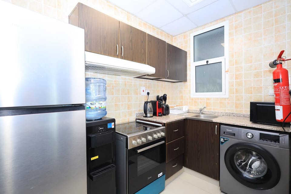 Coffee/tea facilities, Kitchen or kitchenette, oven, stove, toaster, washing machine