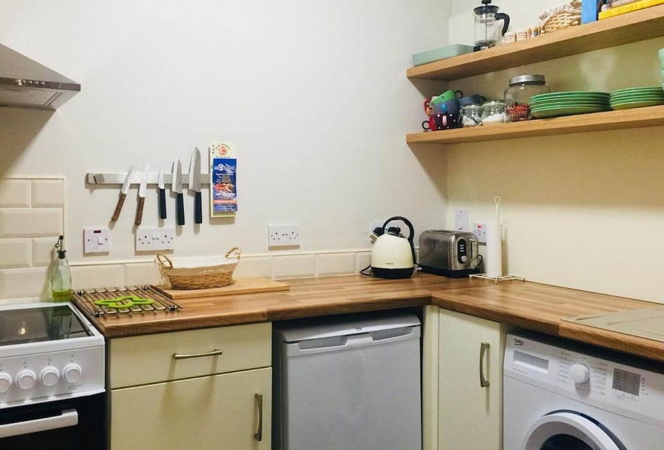 Coffee/tea facilities, Kitchen or kitchenette, microwave, oven, stove, toaster, washing machine