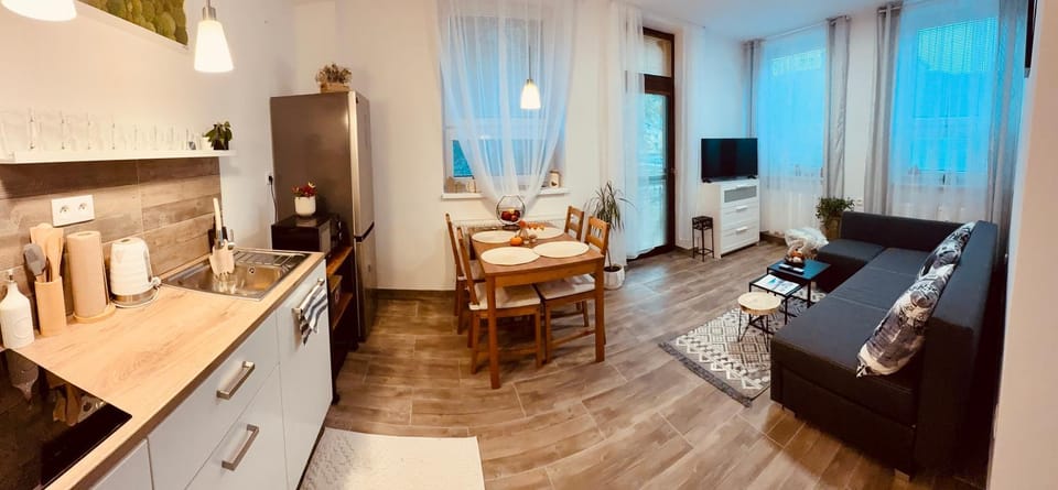 Communal lounge/ TV room, TV and multimedia, Kitchen or kitchenette, Living room, Photo of the whole room, Seating area, Dining area, Evening entertainment