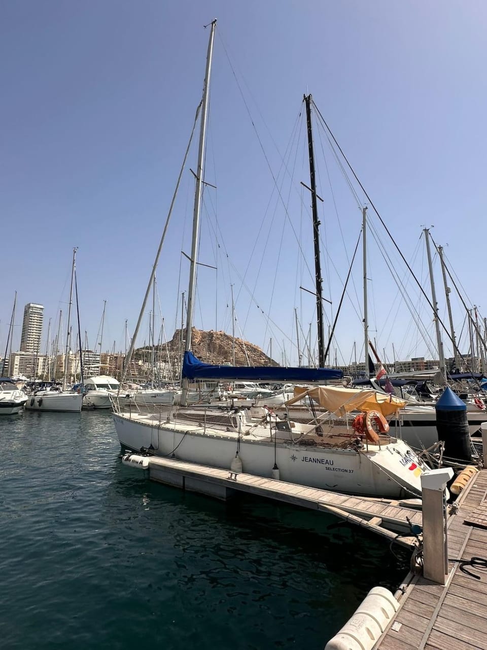 Imagine waking up to the sound of the sea Docked boat in Alicante