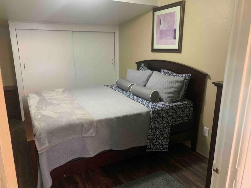 Cute 1 Bdrm Bungalow - New Flooring! Apartment in Greeley