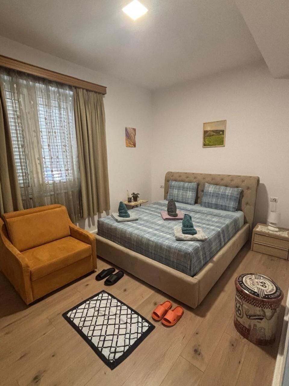 Photo of the whole room, Bedroom