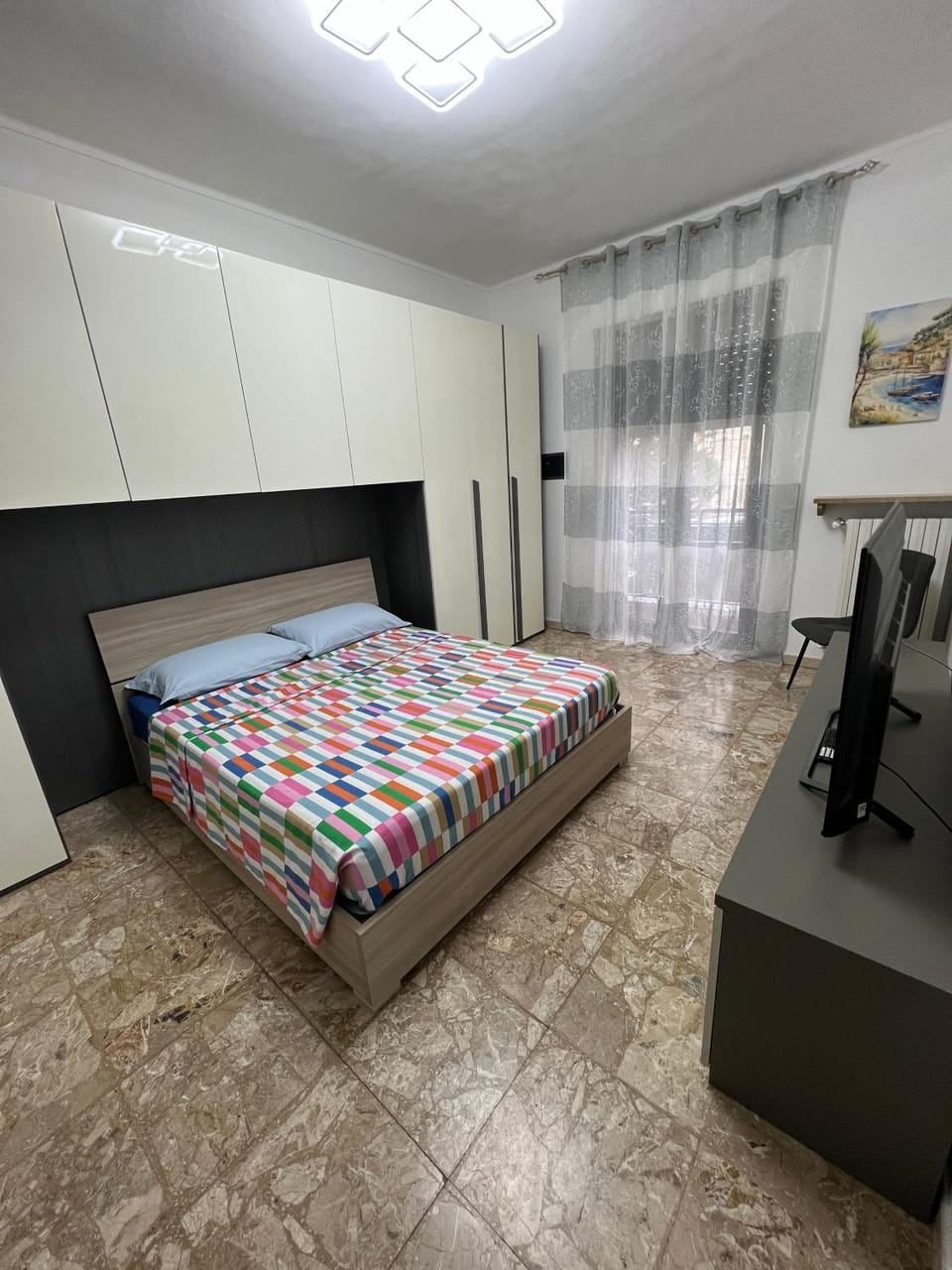 Bed, TV and multimedia, Bedroom