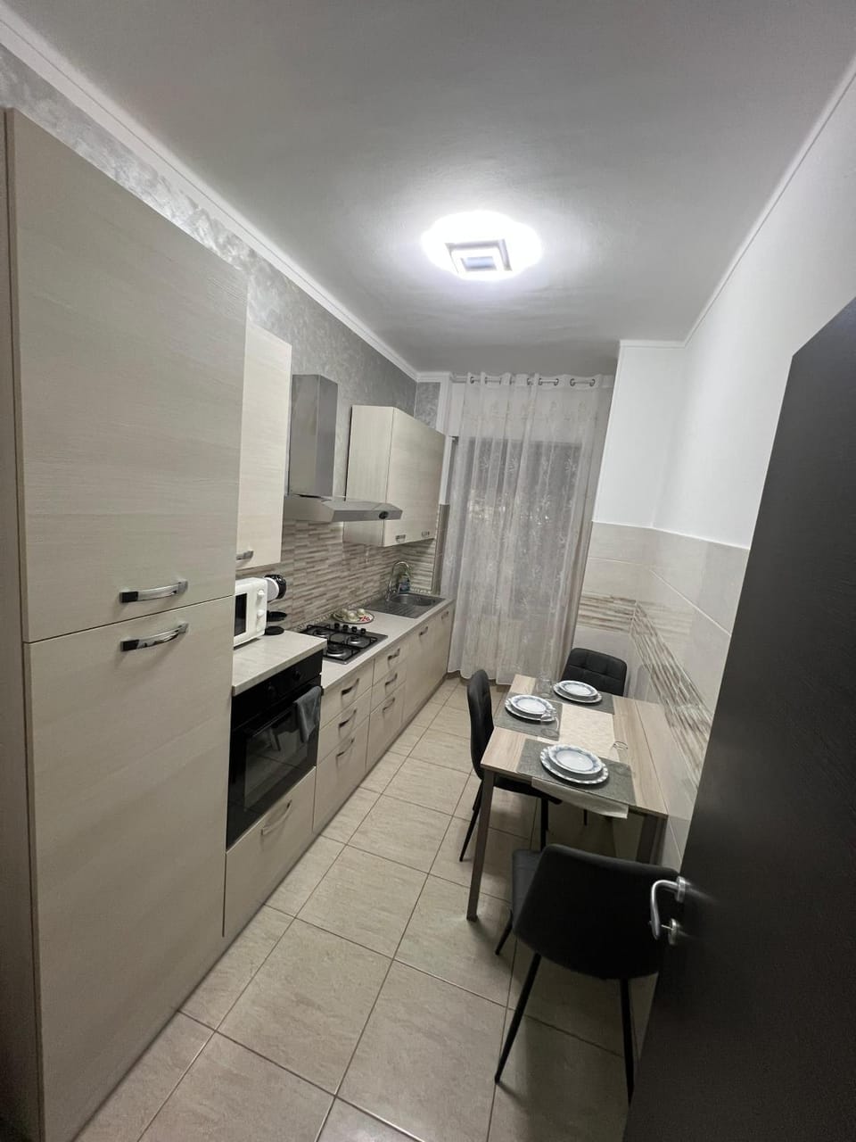 Kitchen or kitchenette, Dining area, oven