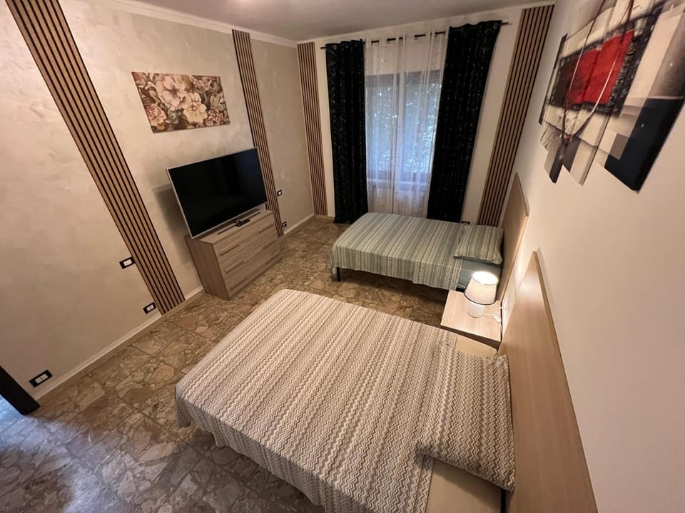 Bed, TV and multimedia, Photo of the whole room, Bedroom