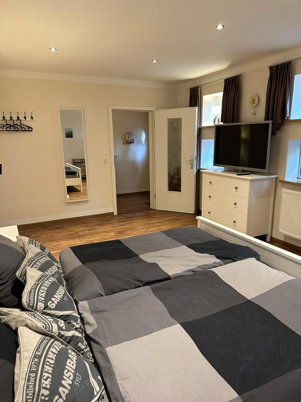 Bed, TV and multimedia, Photo of the whole room, Bedroom