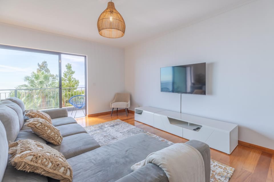 Communal lounge/ TV room, TV and multimedia, Living room, Seating area, Evening entertainment