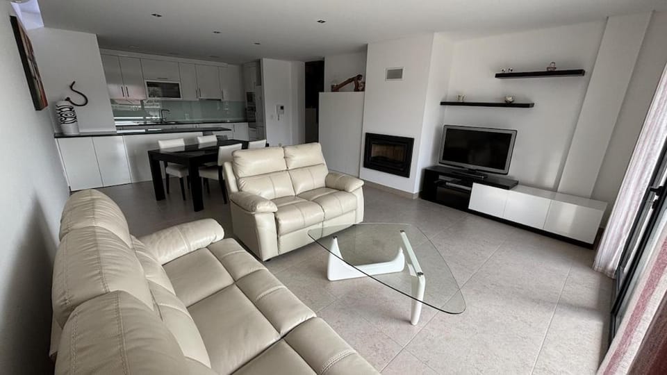 TV and multimedia, Kitchen or kitchenette, Living room, Seating area, Dining area