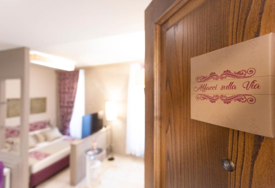 Bed, Photo of the whole room, Bedroom, Text overlay, wardrobe
