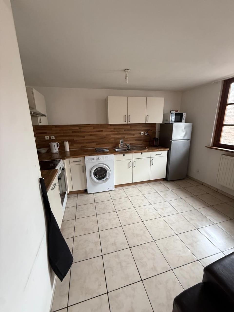 Kitchen or kitchenette, washing machine