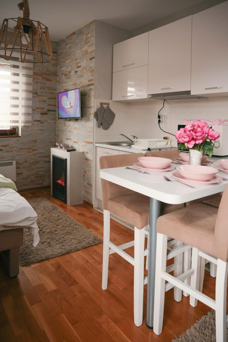 Bed, Kitchen or kitchenette, Bedroom