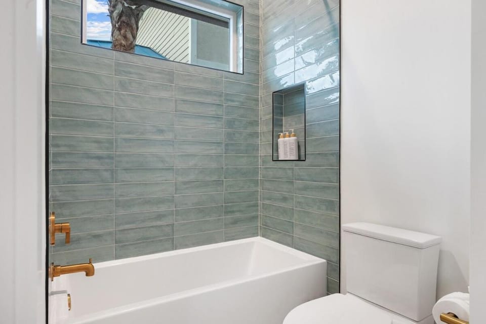 New Luxury Build, Pool, Game Room & Beach Access House in Palm Coast