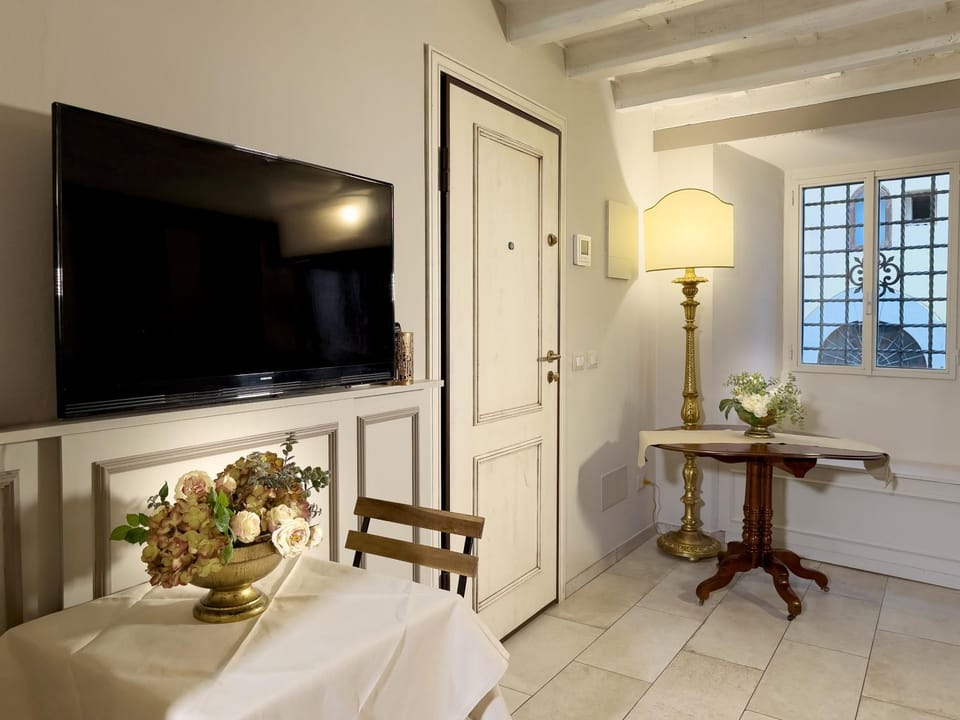 Bed, TV and multimedia, Photo of the whole room, Dining area, Bedroom