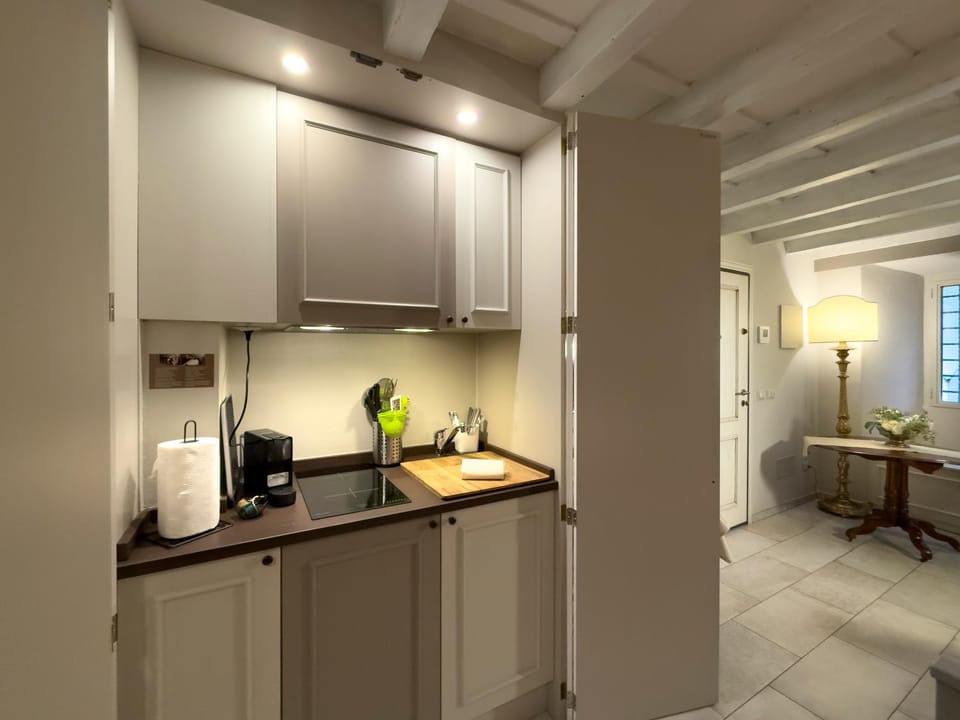 Coffee/tea facilities, Kitchen or kitchenette, Dining area, minibar, oven, pet friendly, stove, toaster