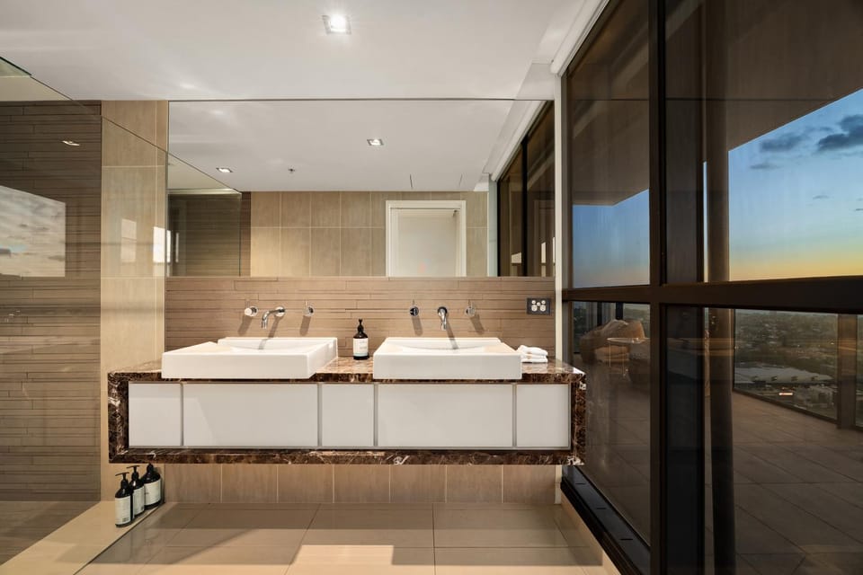 Skyline Penthouse Southbank 3BR 2BA Free Parking Near Crown Apartment in Southbank