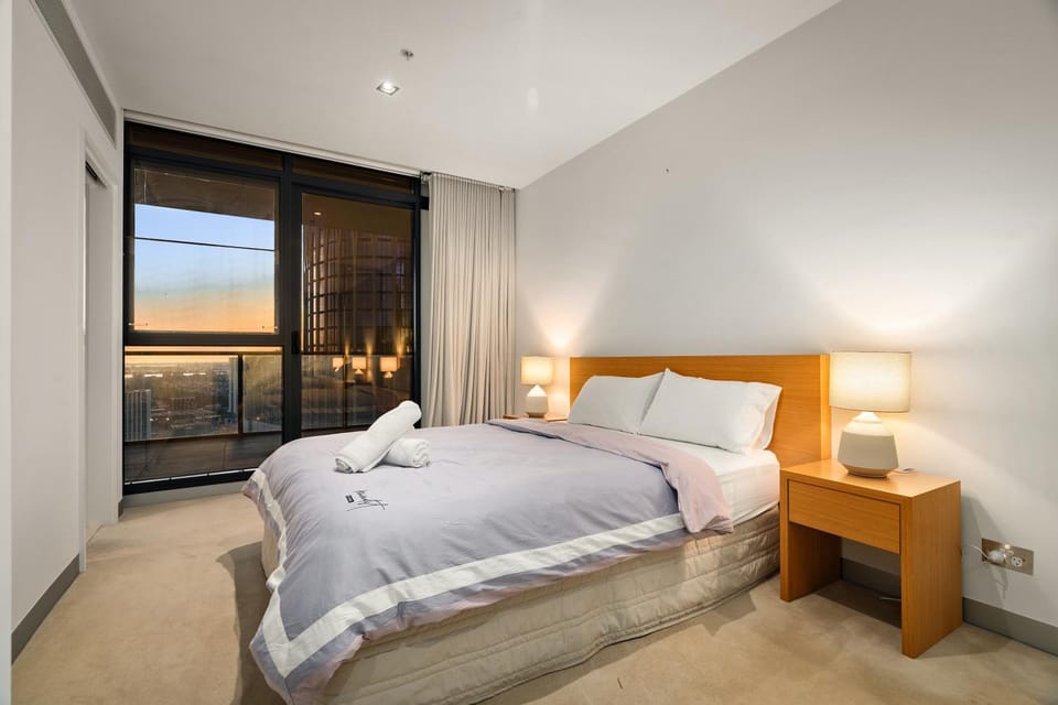 Skyline Penthouse Southbank 3BR 2BA Free Parking Near Crown Apartment in Southbank