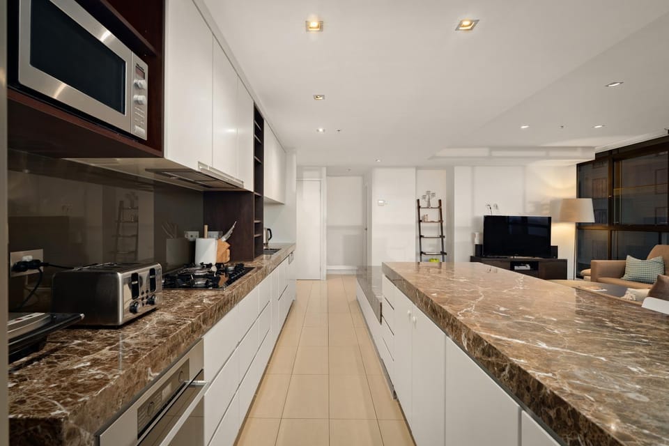 Skyline Penthouse Southbank 3BR 2BA Free Parking Near Crown Apartment in Southbank