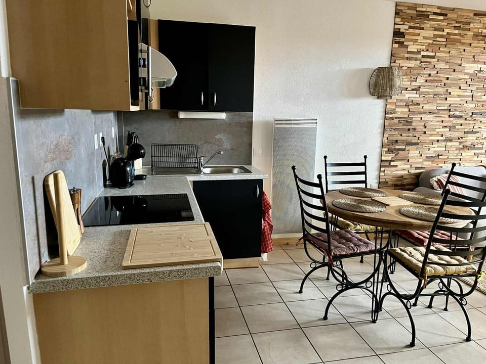 Coffee/tea facilities, Kitchen or kitchenette, Dining area, dishwasher, pet friendly, stove, toaster