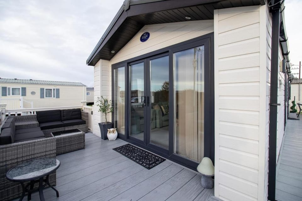 Property building, Balcony/Terrace, Balcony/Terrace, Seating area