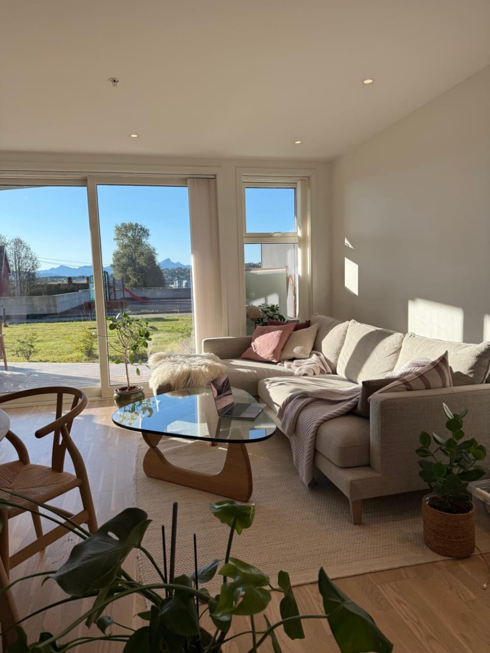 Day, Living room, Seating area
