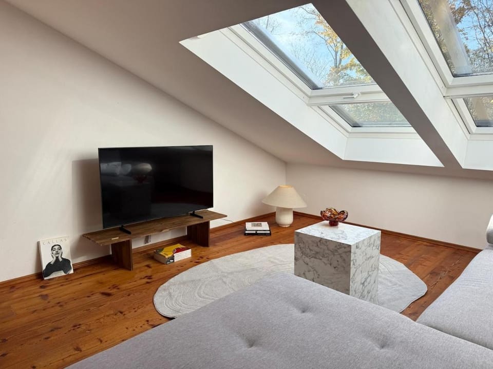 Bed, TV and multimedia, Living room, Photo of the whole room, Evening entertainment