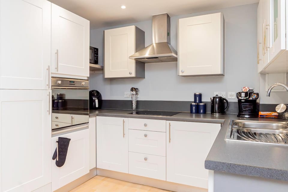 Modern Comfort 2-Bed, 2-Bath with Lift Access Apartment in Basingstoke
