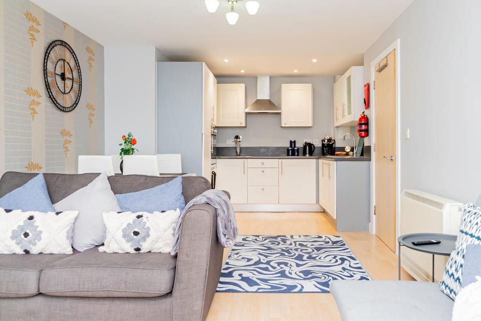 Modern Comfort 2-Bed, 2-Bath with Lift Access Apartment in Basingstoke
